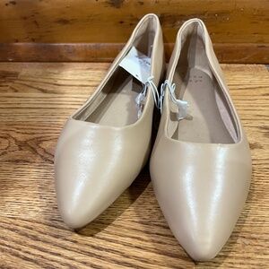 NWT a new day taupe flats 6w